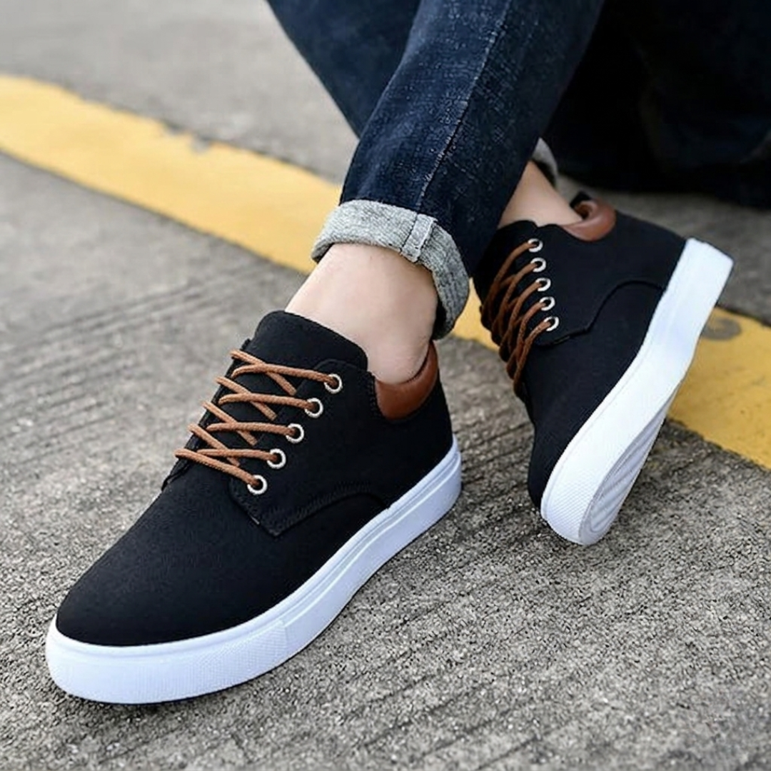 Sneakers noir vue arrière, détail contrefort caramel