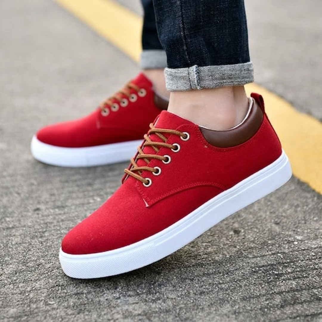 Sneakers homme rouge vif avec lacets cognac, portés