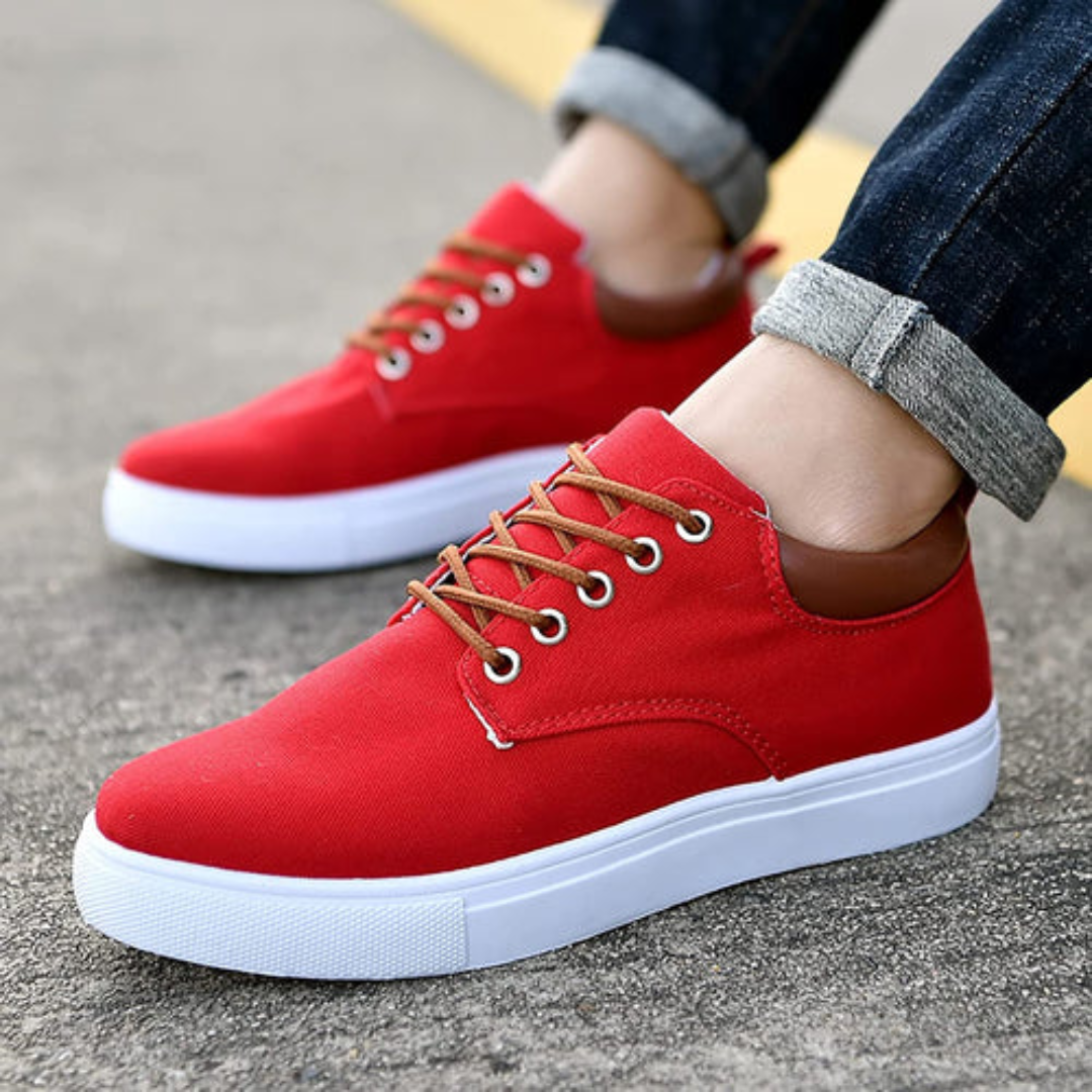 Paire de sneakers rouges vue de profil droit, semelle blanche