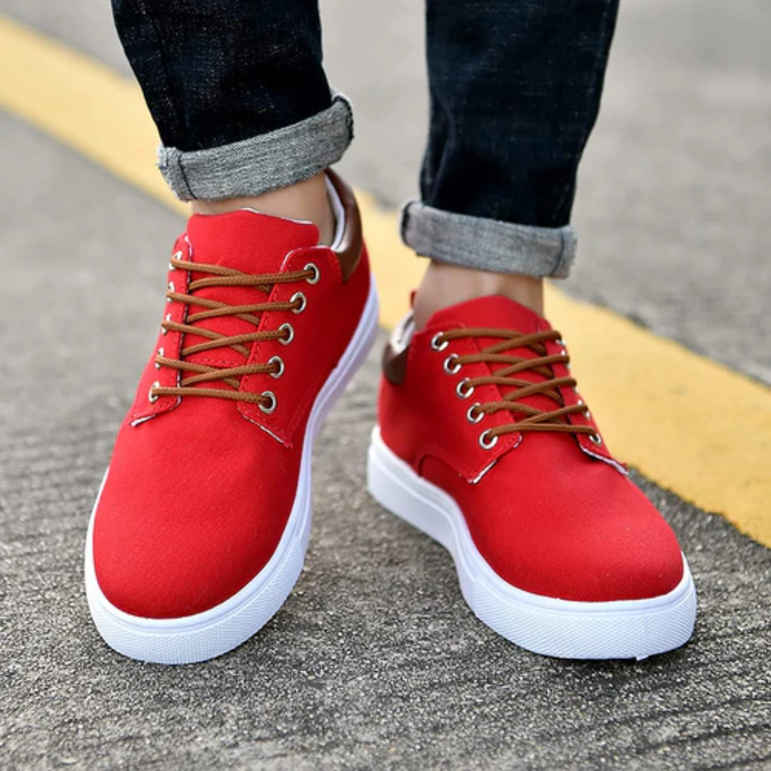 Sneakers Markus rouge posés sur asphalte, vue arrière