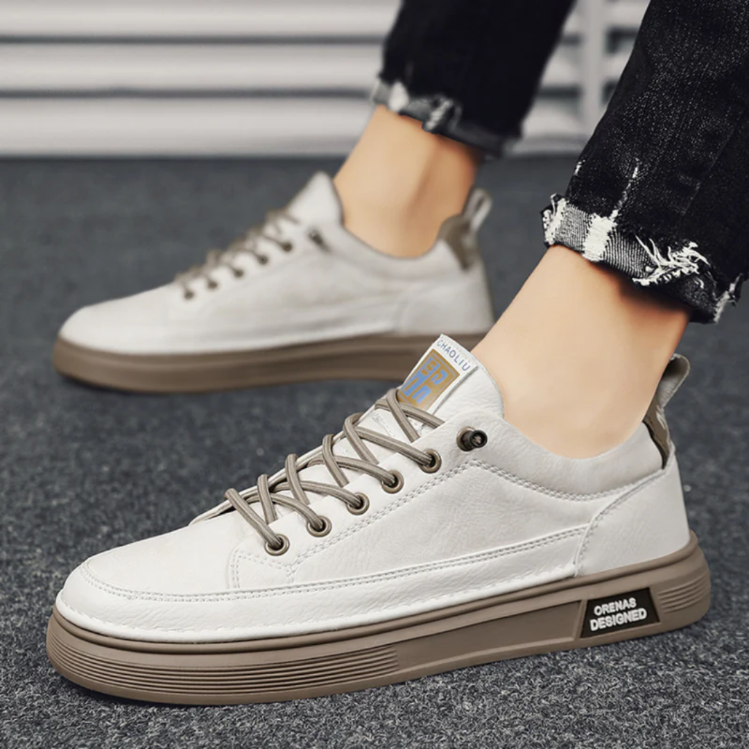 Sneakers homme coloris beige portées, vue latérale en contexte urbain