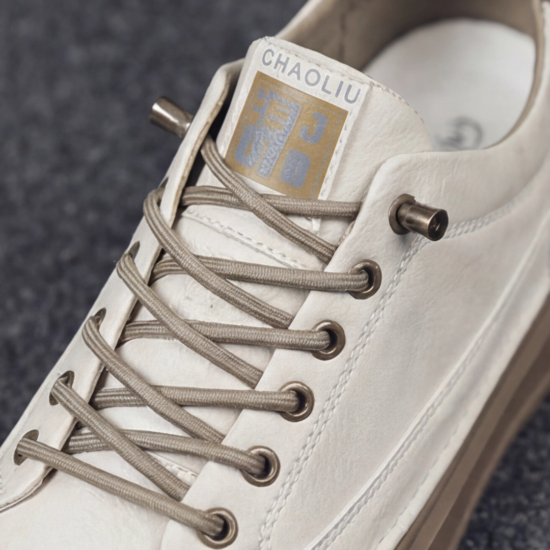 Sneakers beige à lacets avec semelle contrastante, vue de trois quarts