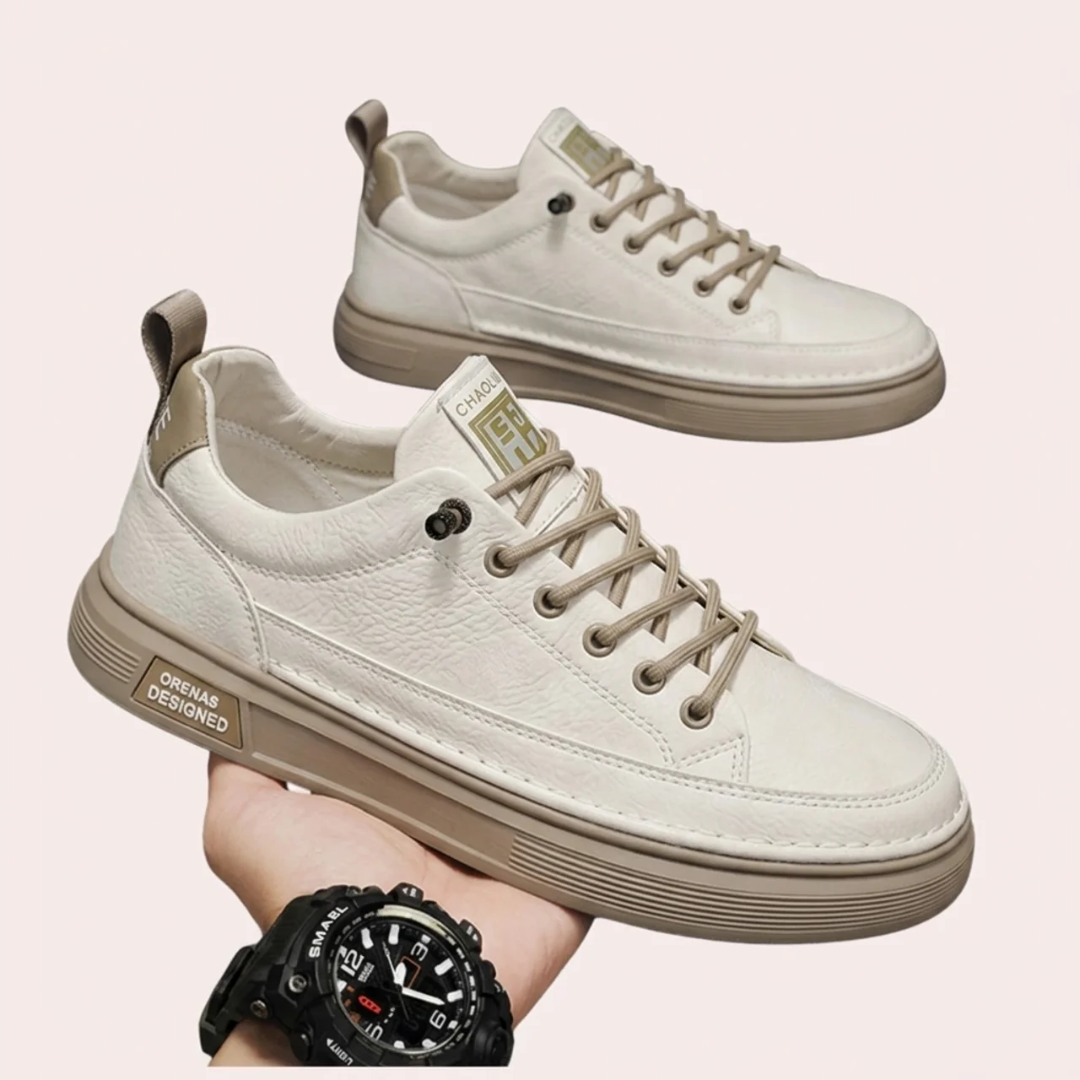 Sneakers beige style casual, vue latérale droite posées sur surface claire