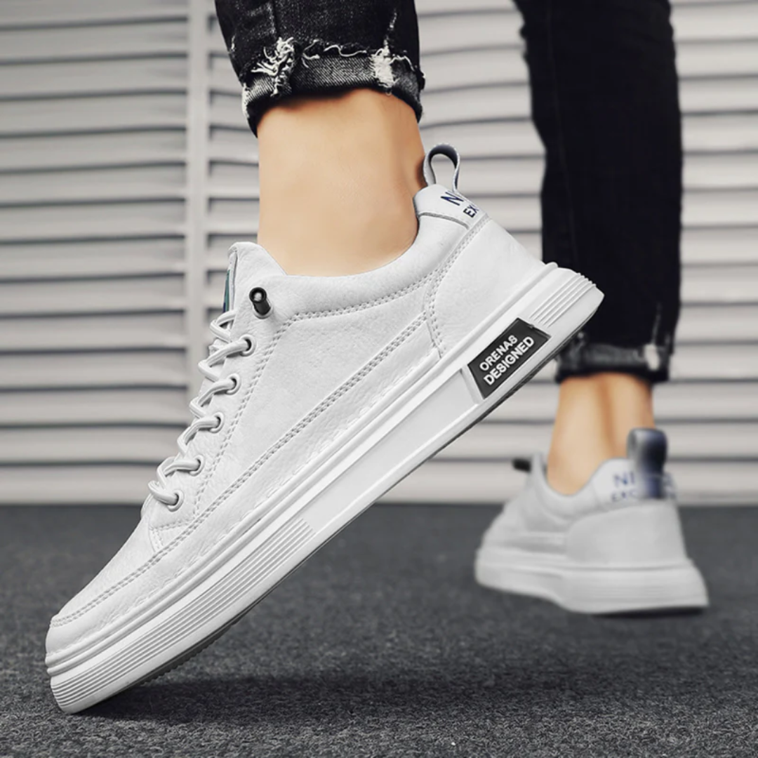 Sneakers homme coloris blanc portées, vue latérale en contexte extérieur