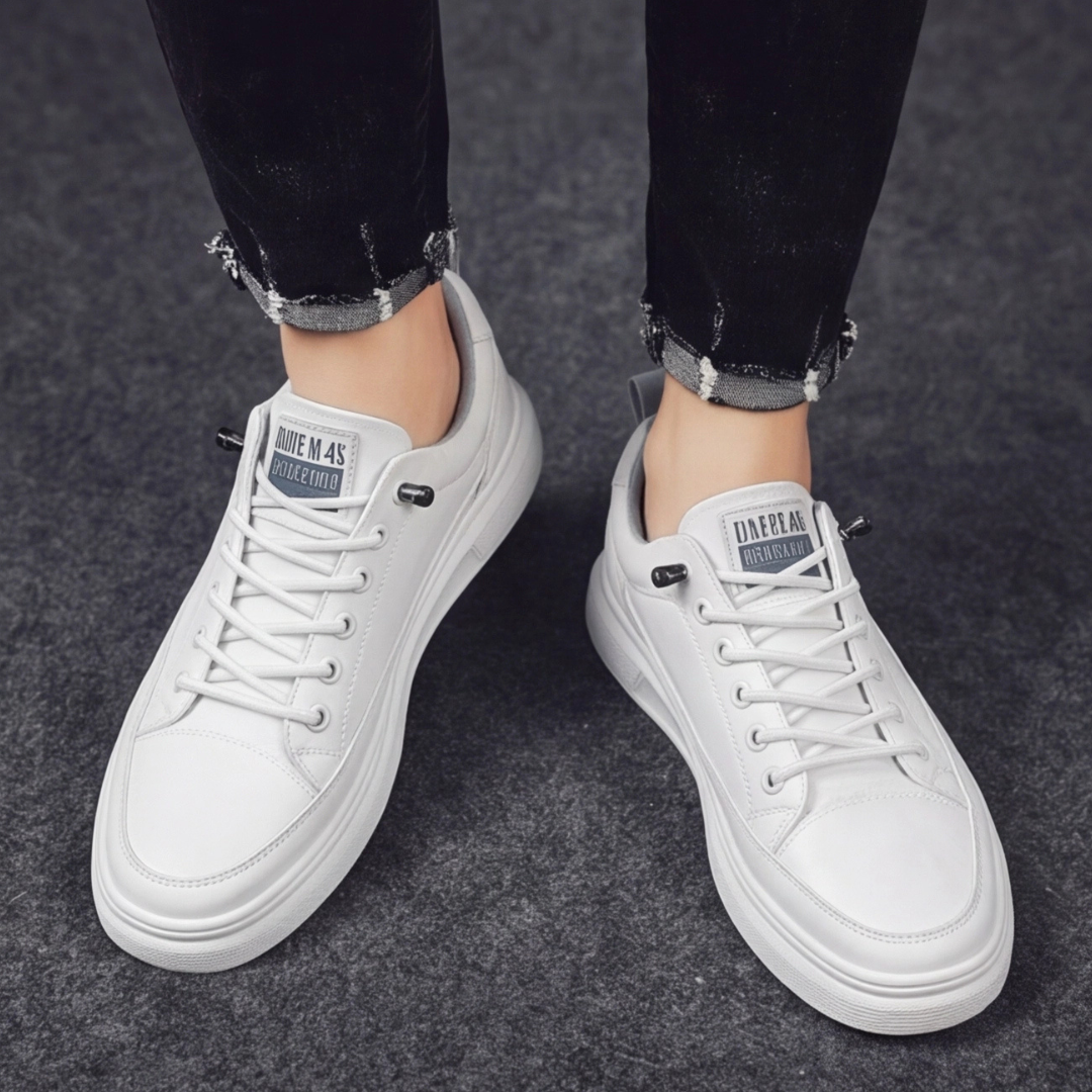 Sneakers blanches à lacets, vue de dessus fond neutre