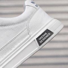 Sneakers blanc homme, vue de trois quarts avant sur fond clair
