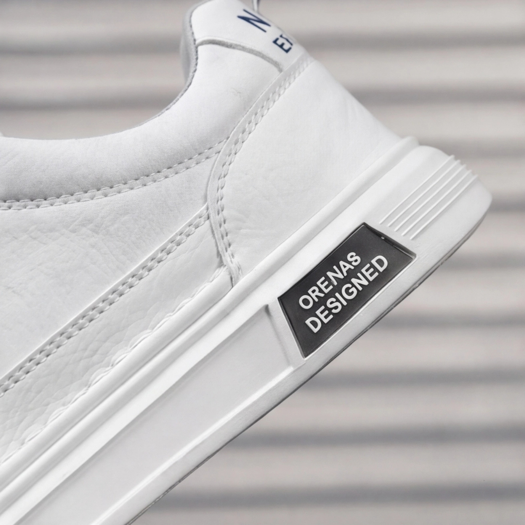 Sneakers blanc homme, vue de trois quarts avant sur fond clair
