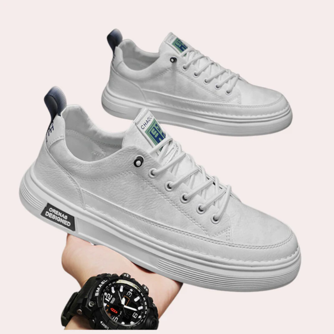 Sneakers homme blanc portées avec jean, vue latérale en contexte urbain