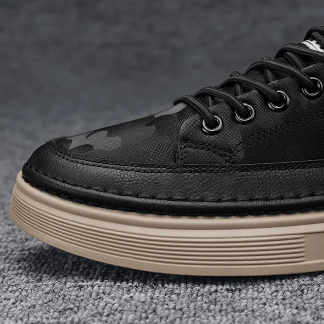 Sneakers noires à lacets avec semelle contrastante, vue latérale