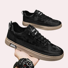 Sneakers noires portées, vue arrière avec semelle plateforme visible