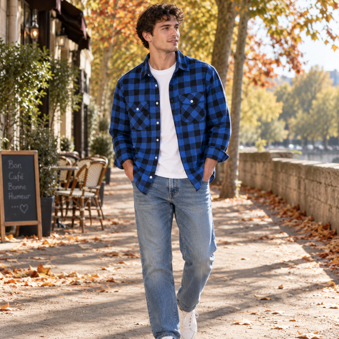 Surchemise homme bleue à carreaux noirs portée ouverte avec un pantalon clair