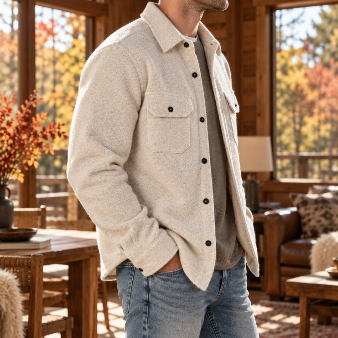 Vue de profil de la surchemise blanche homme, poche poitrine boutonnée et col chemise