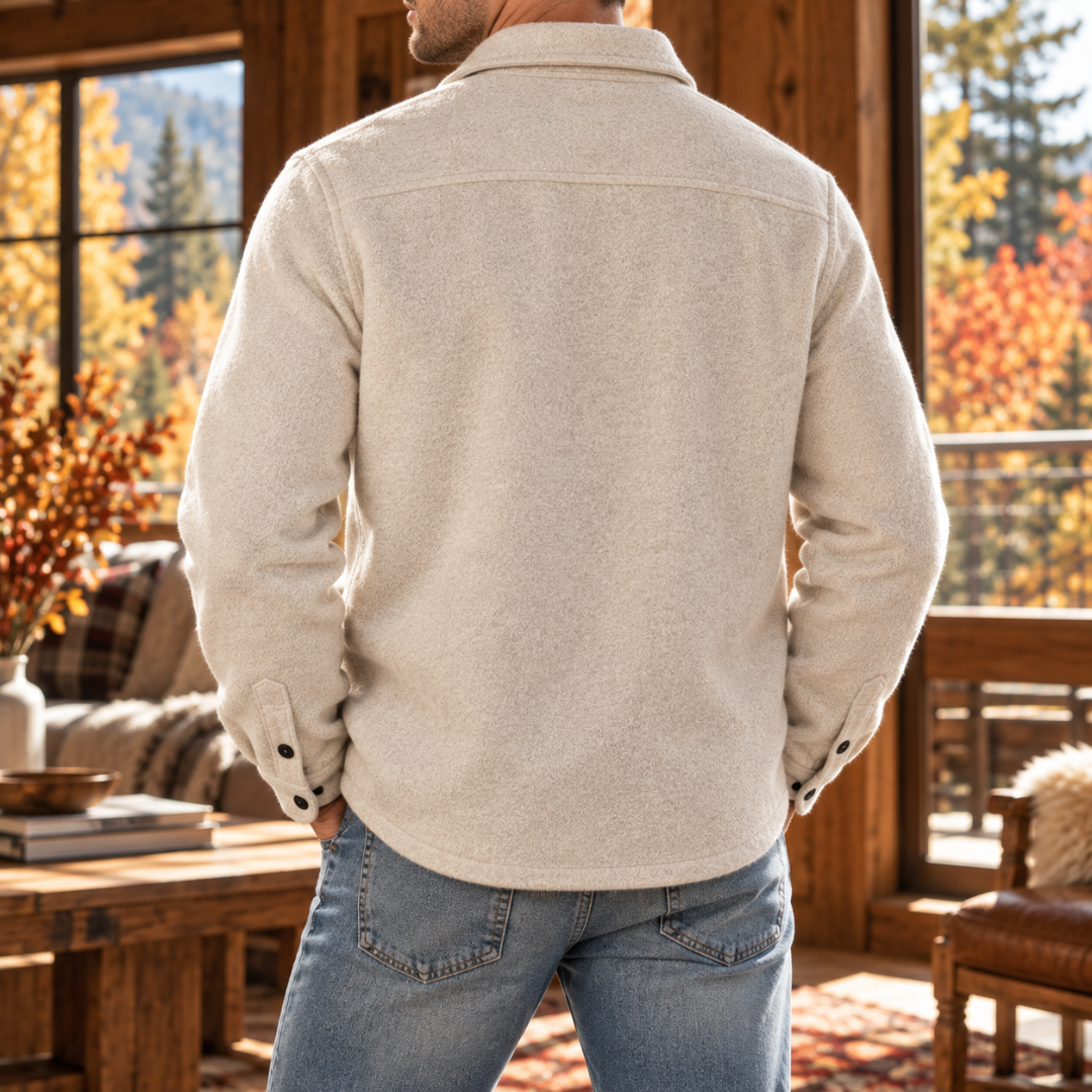 Dos de la surchemise homme blanche montrant l'empiècement d'épaules et les poignets boutonnés