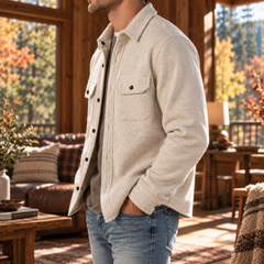 Surchemise blanche homme portée ouverte sur un t-shirt et un pantalon bleu clair
