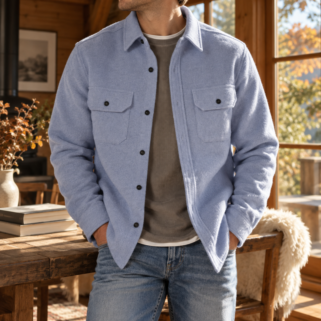 Surchemise homme bleu clair à col chemise, boutonnage complet et deux poches poitrine