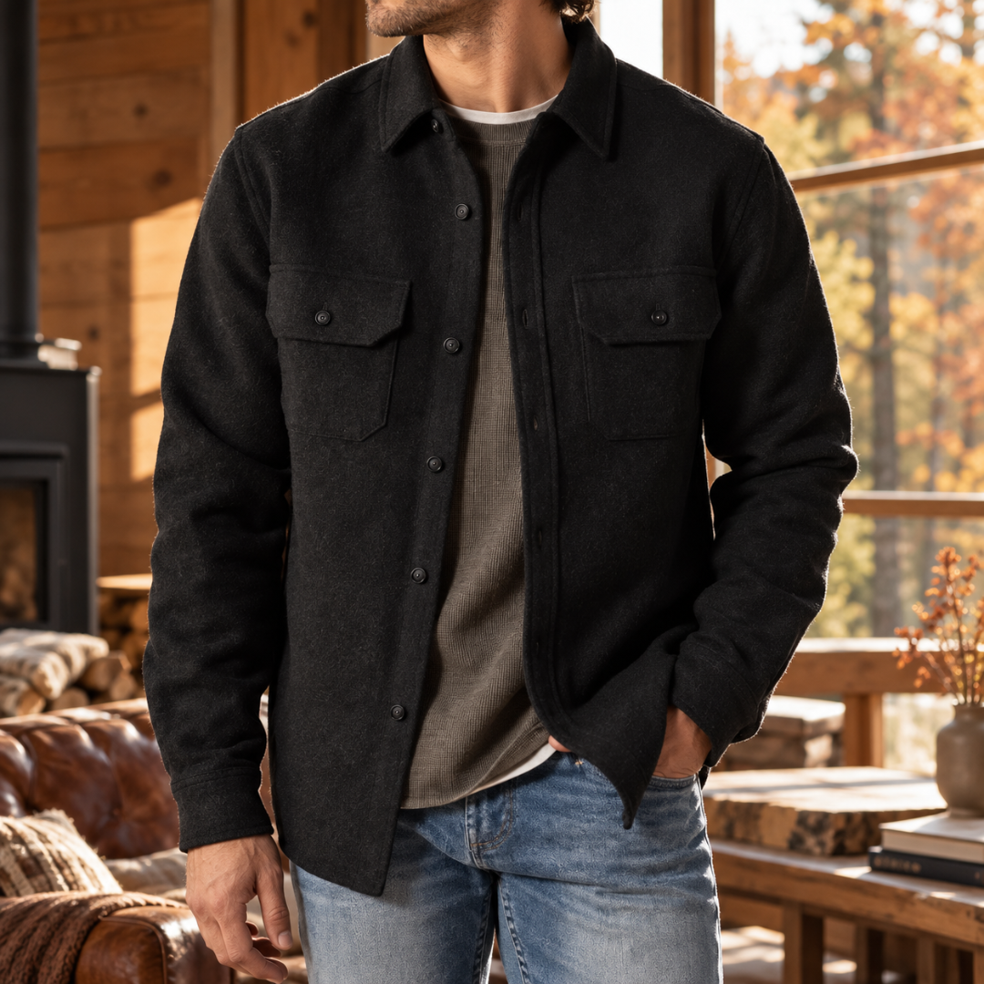 Surchemise homme noire ouverte sur un t-shirt, poches poitrine à rabat boutonné