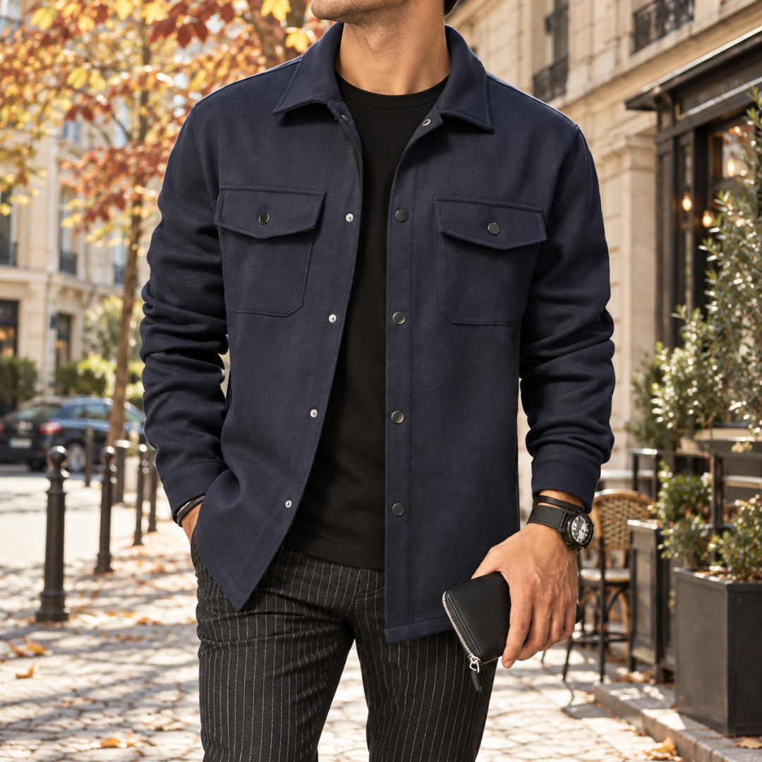 Surchemise homme bleu marine ouverte avec pressions foncées et poches poitrine à rabat