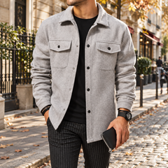 Surchemise homme gris clair boutonnée par pressions, portée sur un t-shirt noir