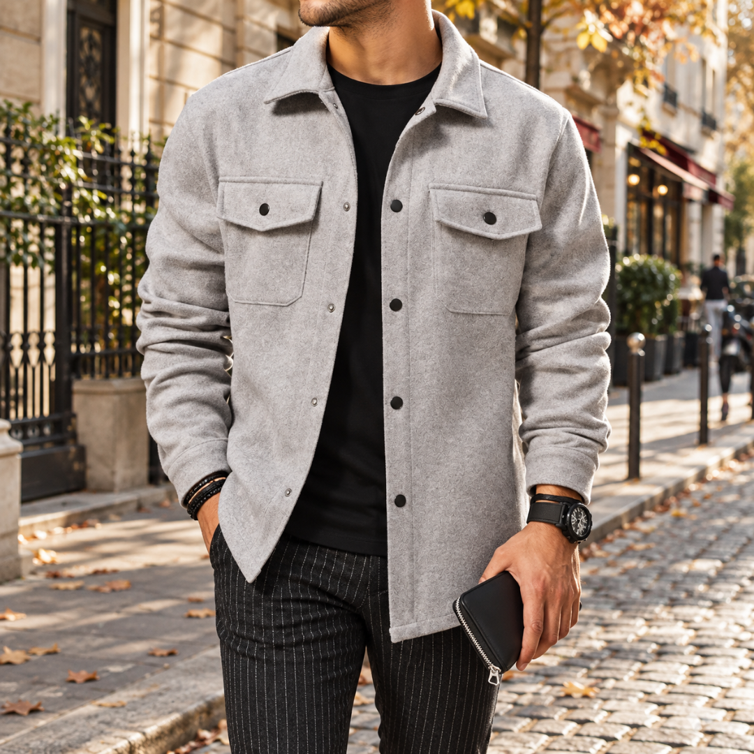 Surchemise homme gris clair boutonnée par pressions, portée sur un t-shirt noir