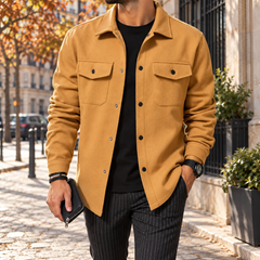 Surchemise homme jaune ouverte sur t-shirt noir, poches poitrine à rabat et boutons pression