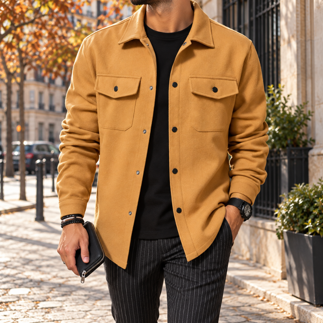 Surchemise homme jaune ouverte sur t-shirt noir, poches poitrine à rabat et boutons pression