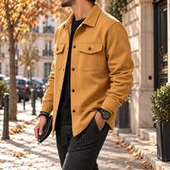 Vue de trois quarts d'une surchemise homme jaune avec col chemise et poignets boutonnés