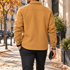 Dos d'une surchemise homme jaune montrant l'empiècement et les poignets à bouton