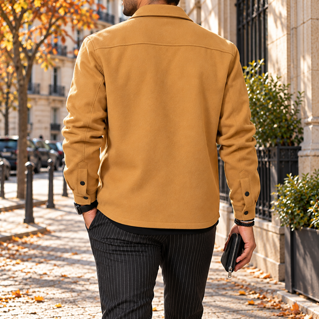 Dos d'une surchemise homme jaune montrant l'empiècement et les poignets à bouton