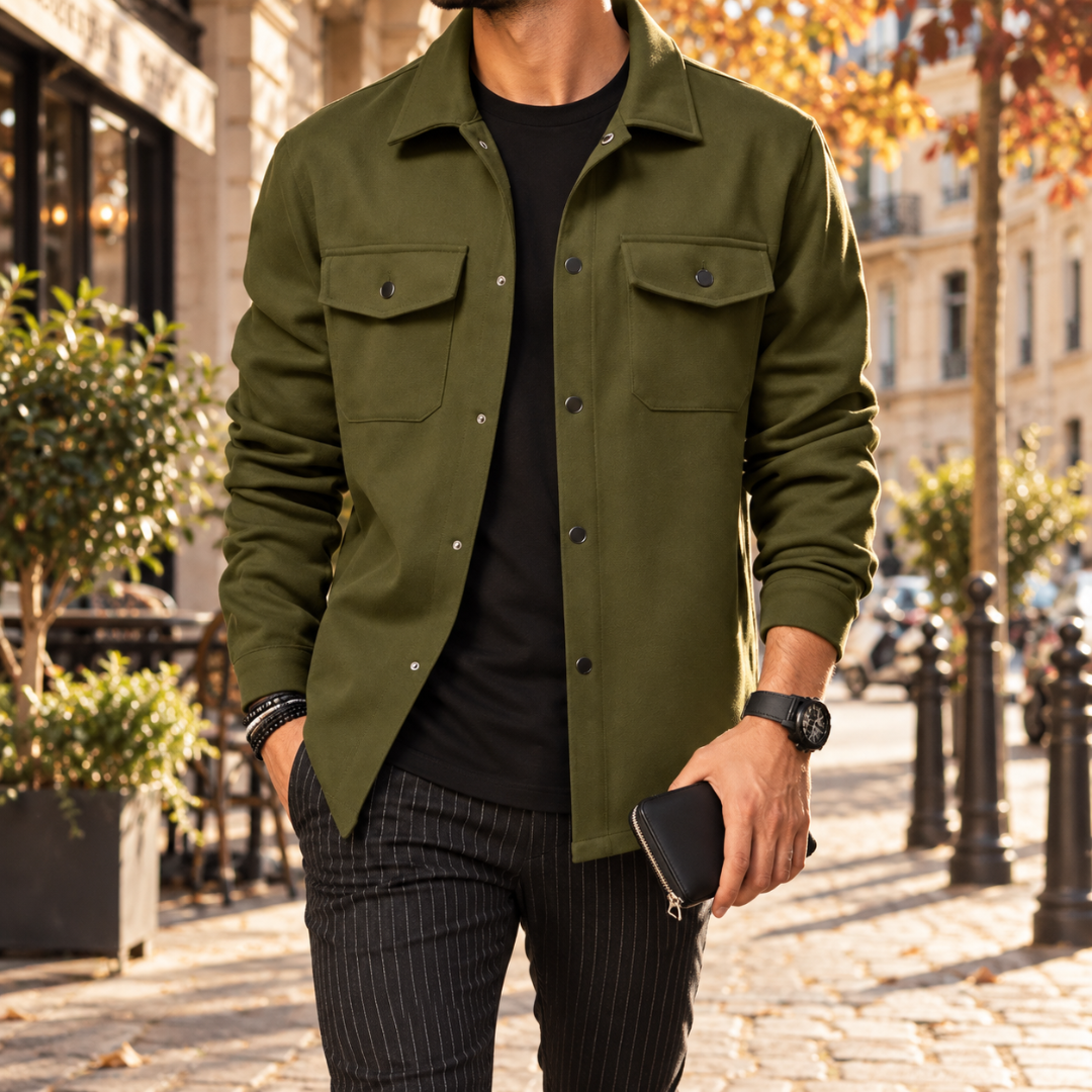 Surchemise homme verte à col chemise et poches poitrine à rabat, allure urbaine