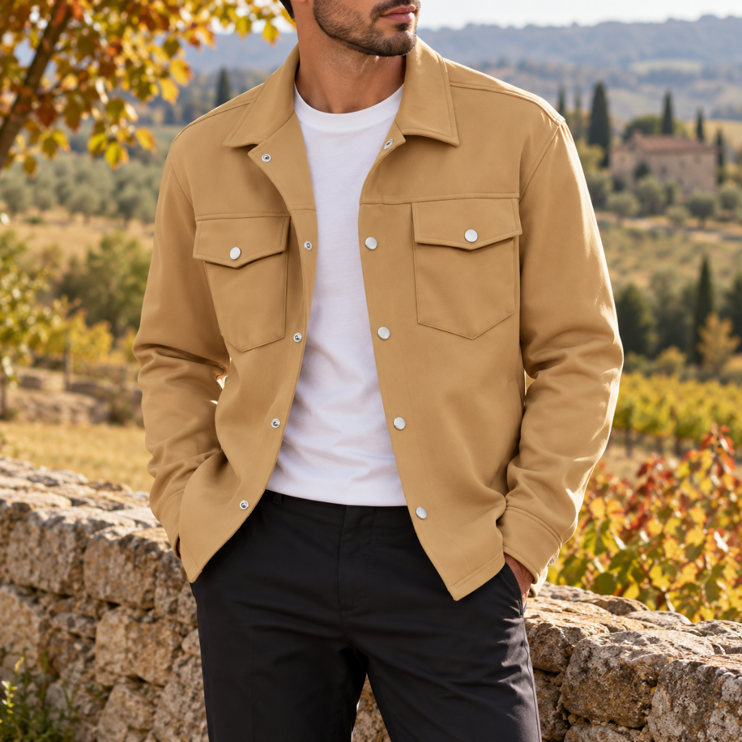 Surchemise homme beige à col chemise et boutons pression, portée sur pantalon noir