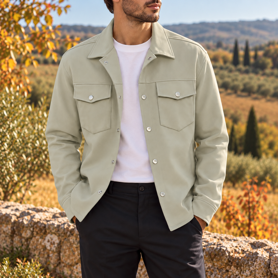 Surchemise homme verte à boutons pression portée ouverte sur un t-shirt blanc