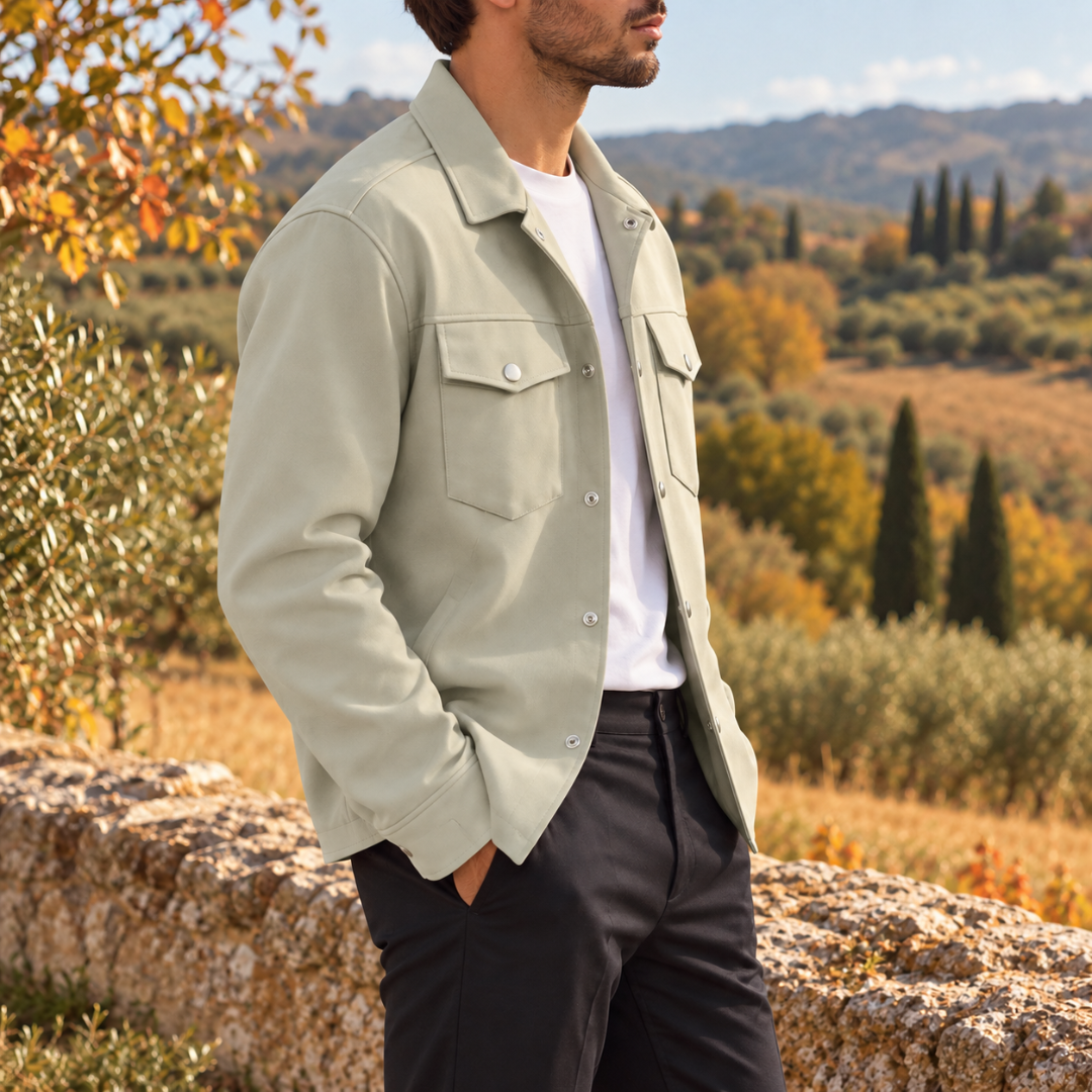 Surchemise verte de trois quarts, poches poitrine à rabat et col chemise pointu