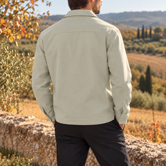 Dos d'une surchemise homme verte, découpe aux épaules et poignets à pression