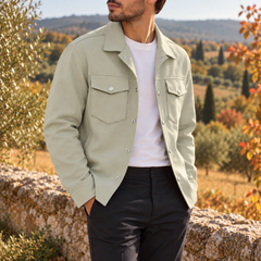 Surchemise homme verte ouverte, détail des deux poches poitrine boutonnées