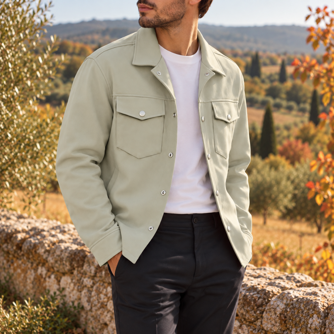 Surchemise homme verte ouverte, détail des deux poches poitrine boutonnées