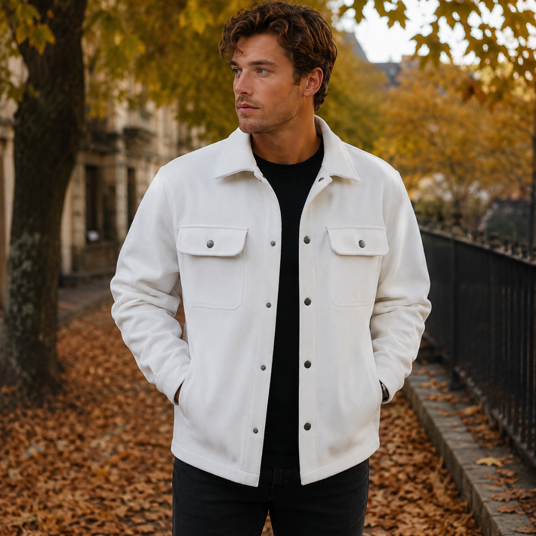 Surchemise homme blanche à col rabattu et poches poitrine à rabat, mains en poche