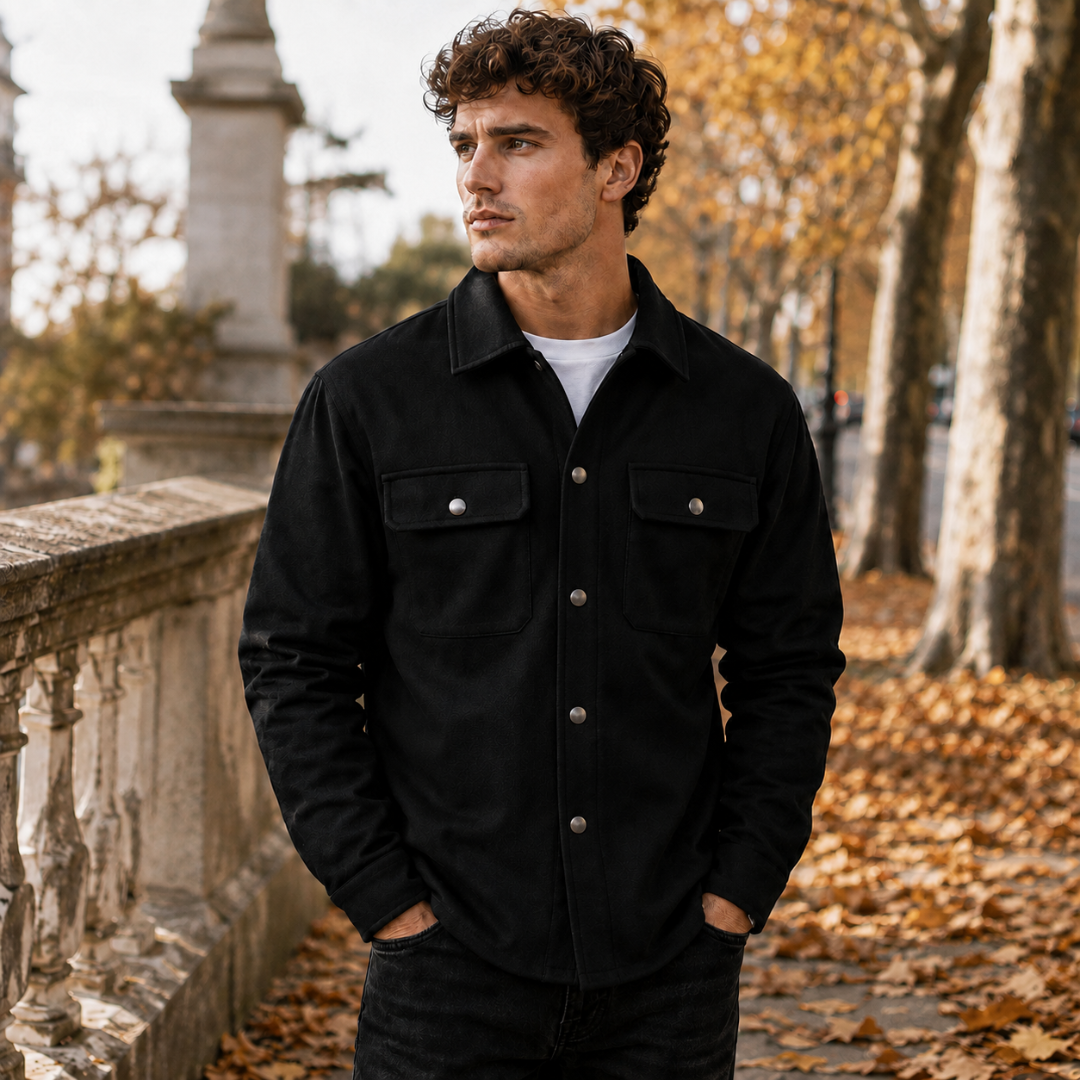 Surchemise homme noire à poches poitrine, boutons argentés et poches latérales discrètes
