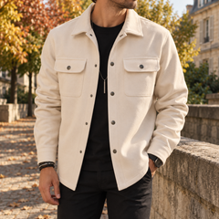 Surchemise homme beige crème avec col ouvert et boutons pression foncés alignés