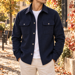 Surchemise homme bleu marine ouverte, poches poitrine à rabat et boutons pression argentés