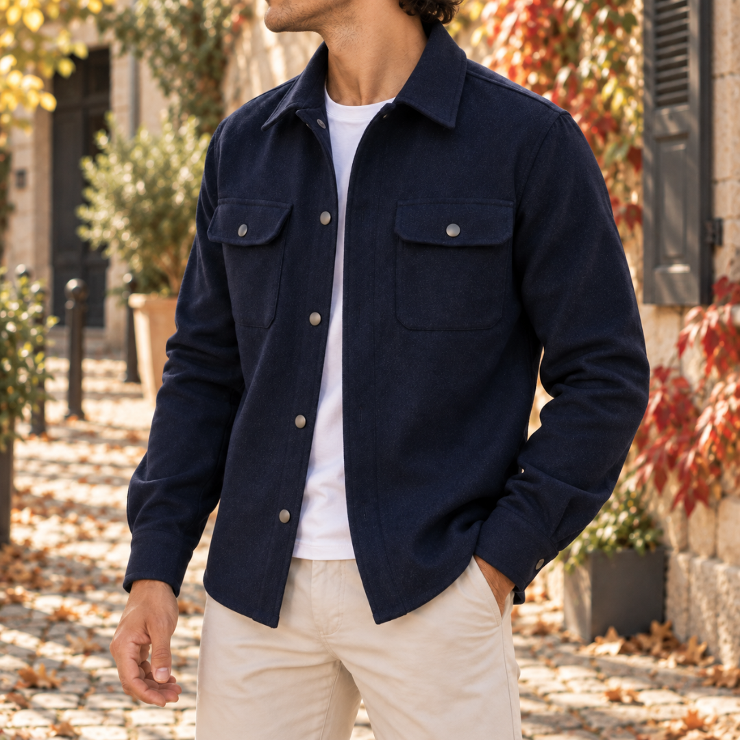 Surchemise homme bleu marine de trois quarts, patte de boutonnage à pressions visible