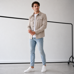 Surchemise homme abricot portée ouverte sur tee-shirt blanc et pantalon clair