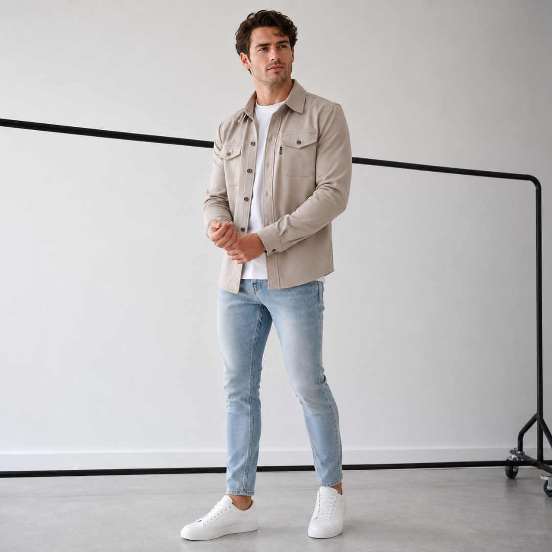 Surchemise homme abricot portée ouverte sur tee-shirt blanc et pantalon clair