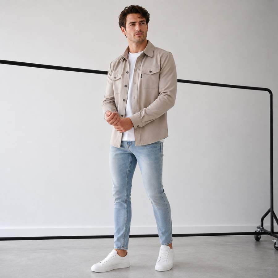 Surchemise homme abricot portée ouverte sur tee-shirt blanc et pantalon clair