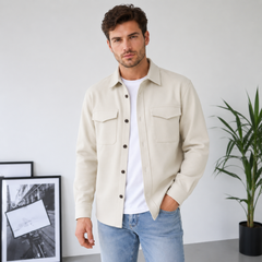 Surchemise abricot clair avec boutons contrastants foncés et deux poches poitrine