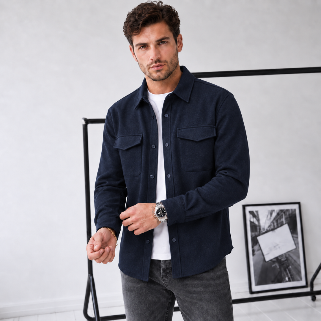 Surchemise homme bleu foncé boutonnée sur tee-shirt blanc, poches poitrine à rabat
