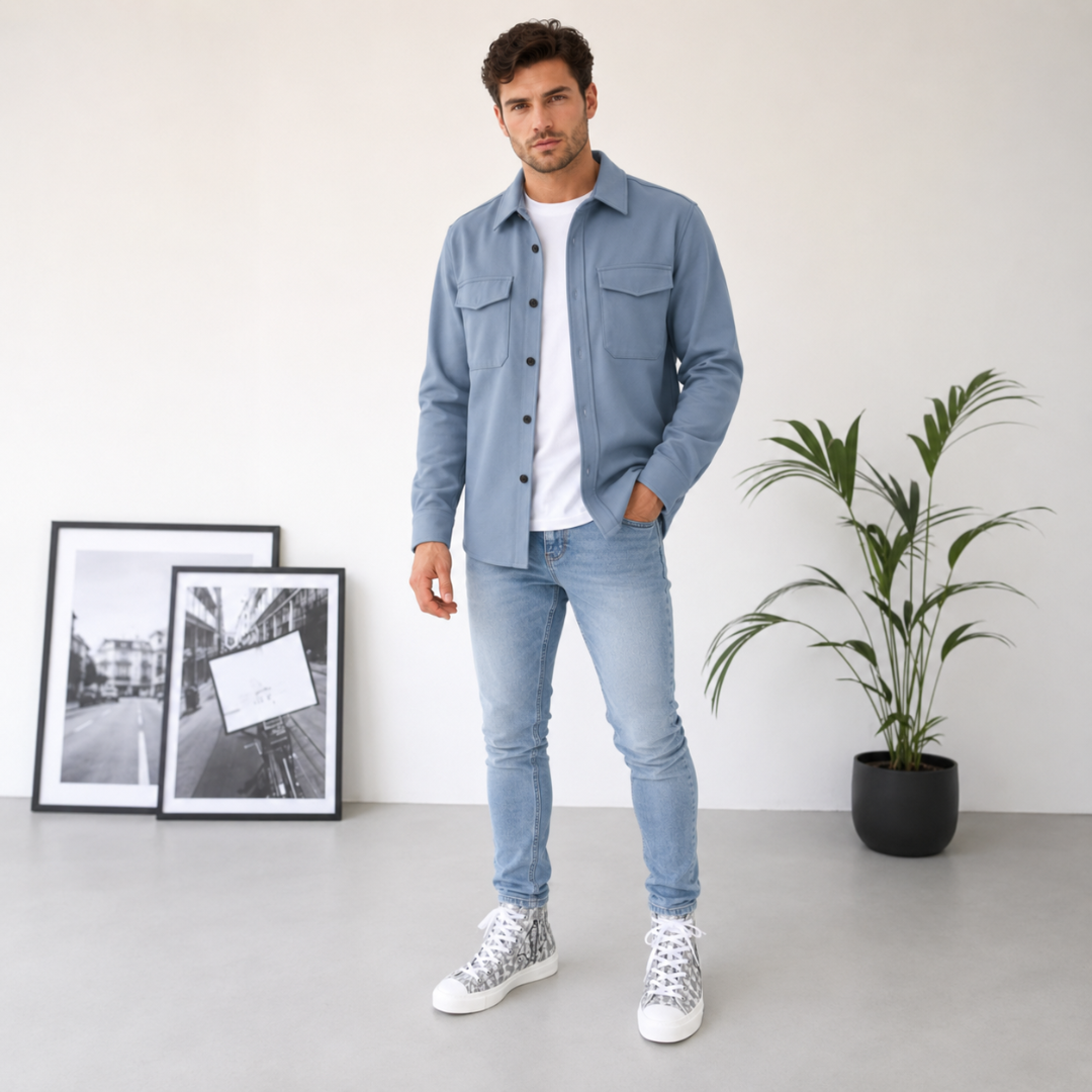 Surchemise homme bleu lac portée ouverte, coupe droite et col chemise net