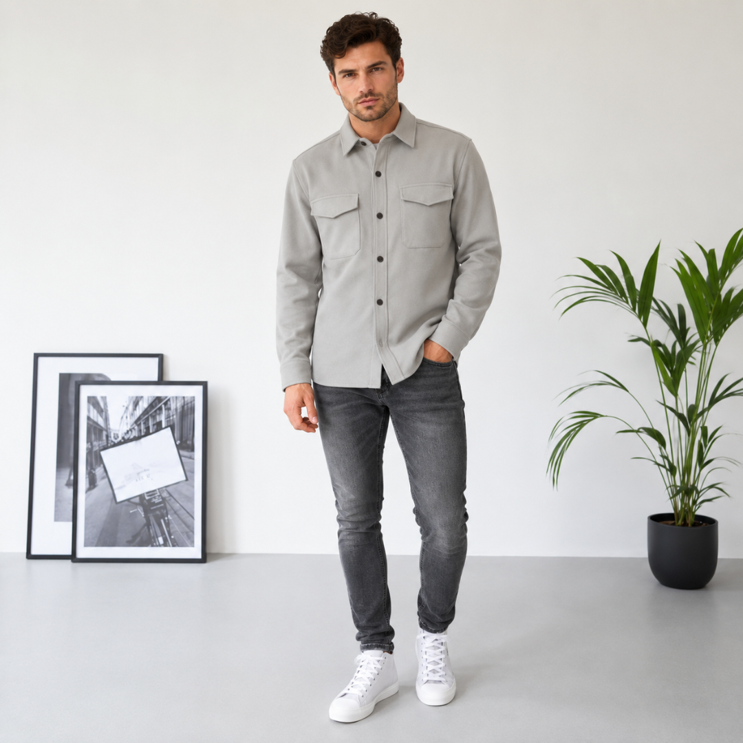 Surchemise gris clair associée à un pantalon foncé et des baskets montantes blanches