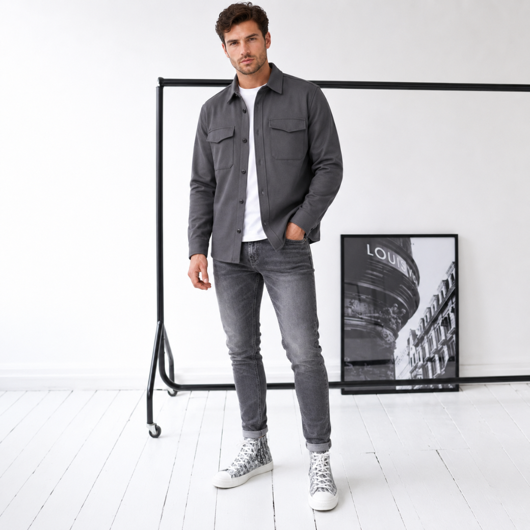 Surchemise homme gris foncé ouverte sur tee-shirt blanc, silhouette droite