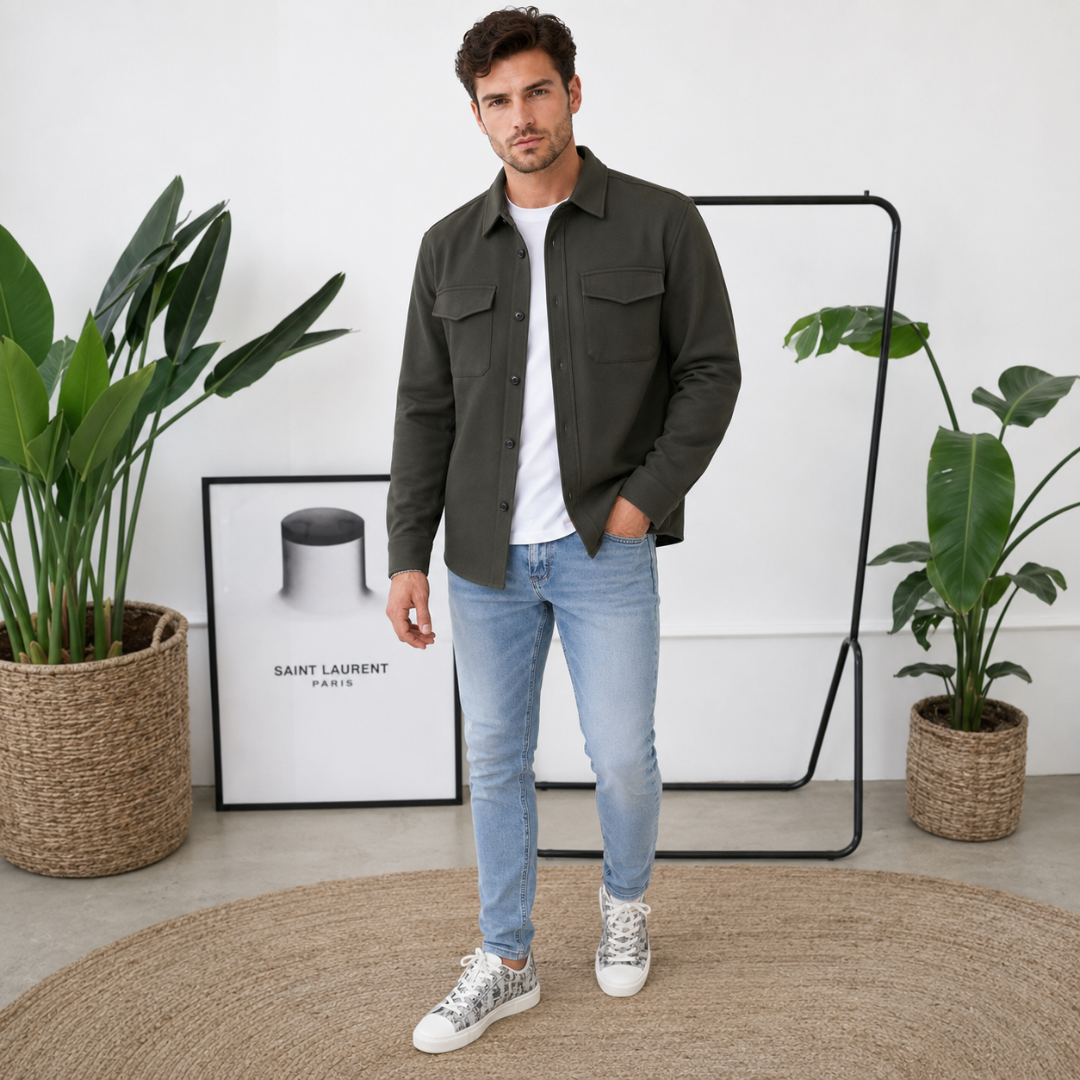 Surchemise vert armée portée avec pantalon clair, poches poitrine bien marquées