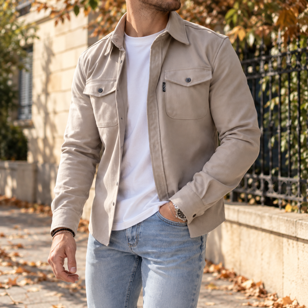 Surchemise beige portée ouverte sur t-shirt blanc, détail du col chemise